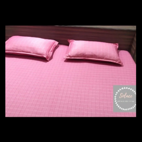 Pink checkered hosiery fitted bedsheet with same pillow covers